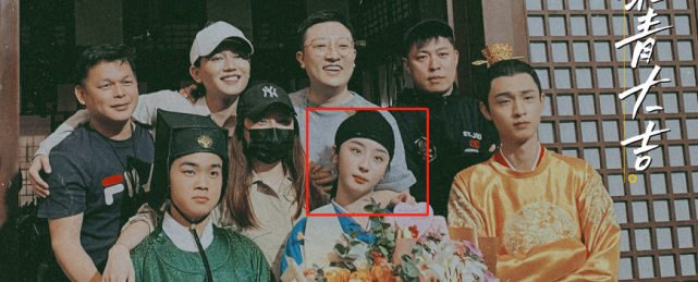 24岁赵小棠穿吊带裙秀身材!后背大片彩色纹身抢眼,豪宅内景奢华