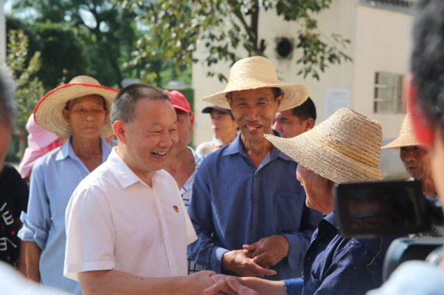 出名后既有喜也有忧】被刘文新短视频捧红的还有文新茶村村长郝茜茜