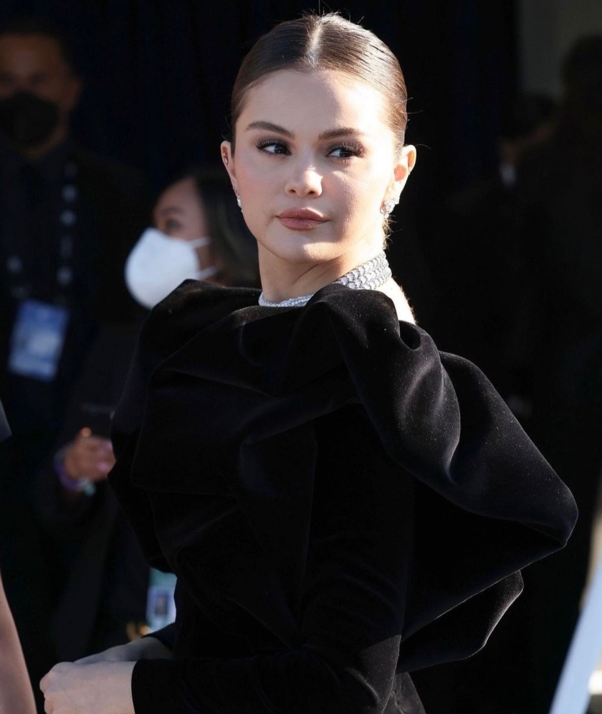 赛琳娜真的瘦了!露脐装配小黑裤好少女,与帅气的企业家秘密约会插图14