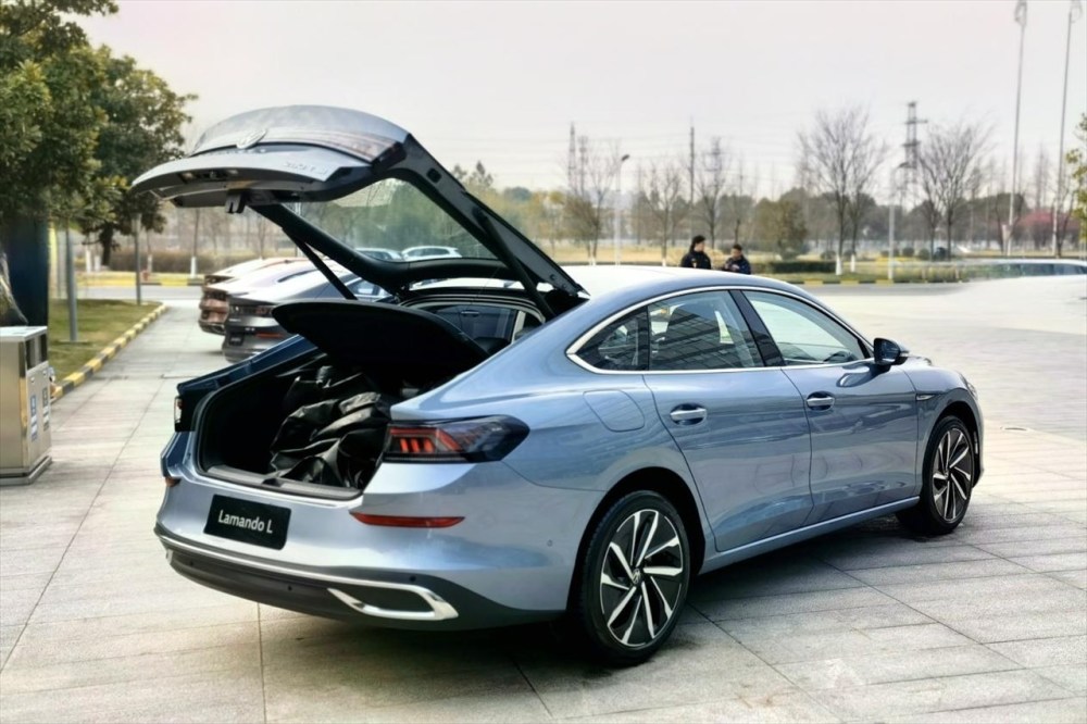 热辣颜值 无框车门 上汽大众新一代凌渡l才是20万内最美轿跑?