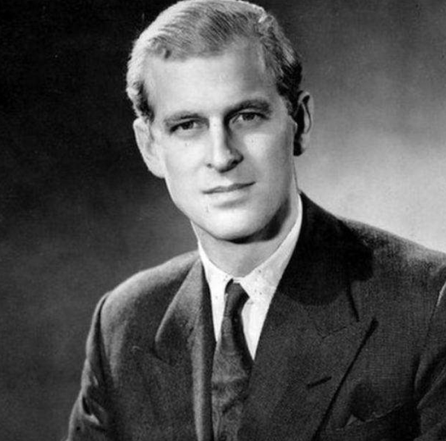 菲利普亲王曾威胁要把女王扔出车外,女王乖乖闭嘴后被问为什么不回击