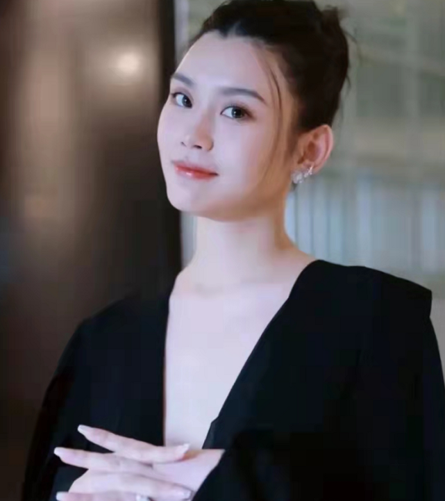 奚梦瑶二胎复工生图视频曝光皮肤雪白四肢纤细气质佳微笑打招呼无架子