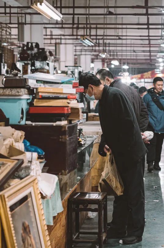 夜探上海鬼市凌晨开张天亮散场