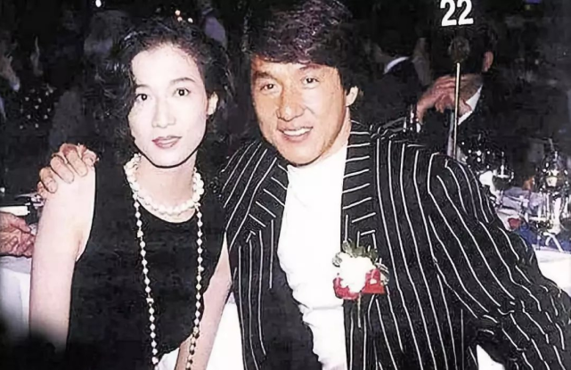 回到家里夜不能寐,第二天想办法要到了吴绮莉的联系方式,不仅对她嘘寒