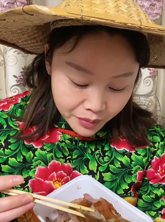 草帽姐发声称委屈因丈夫转100w给前任网友烤鸭吃完了