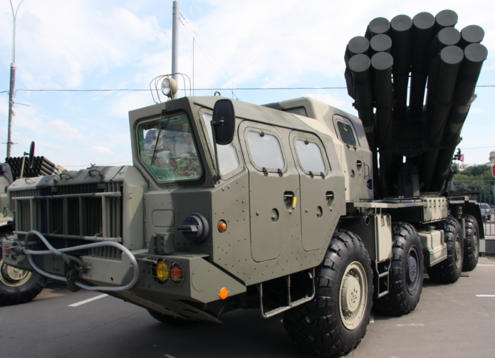 火力残暴俄军bm30龙卷风火箭炮参战发射12枚炮弹仅需38秒