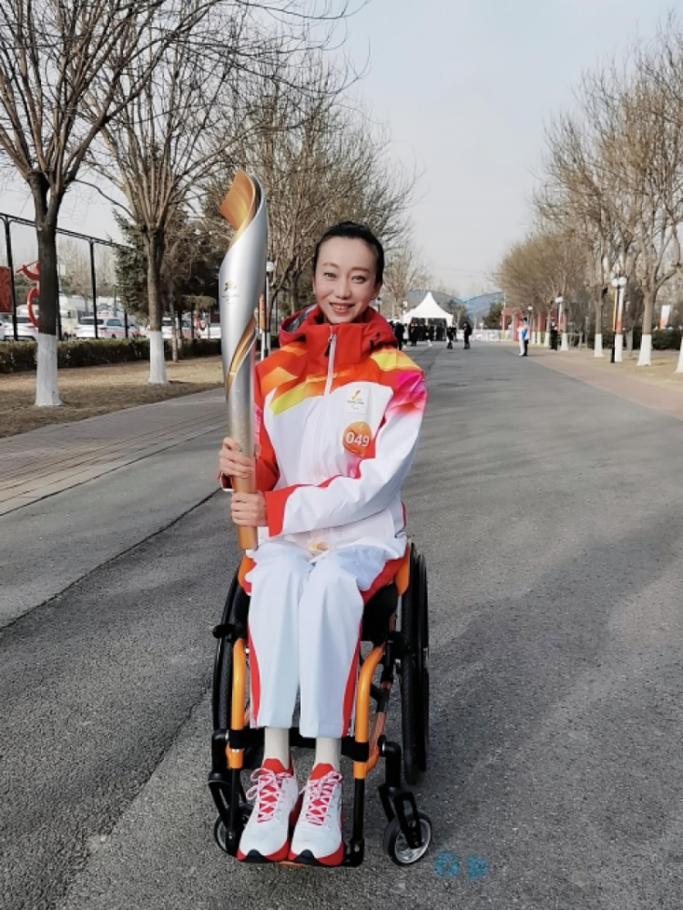 作为冬残奥会火炬手,而且是一名坐在轮椅上的手持火炬手,刘岩在得知