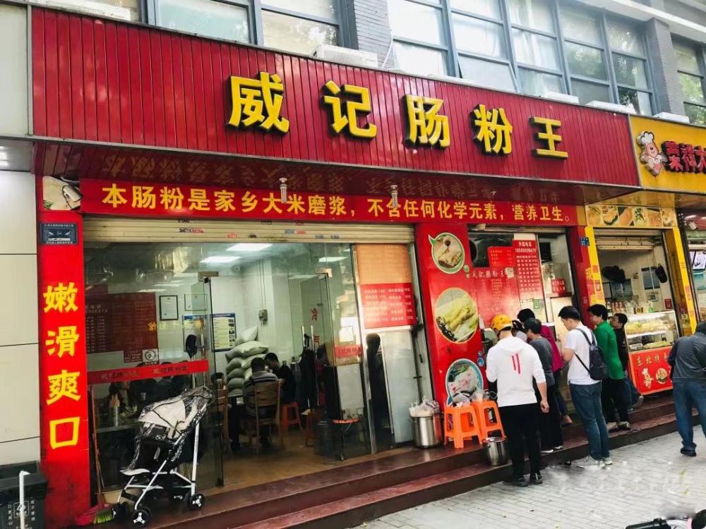 深圳記者管控日記意外滯留的腸粉店小哥在小區裡當起了義工