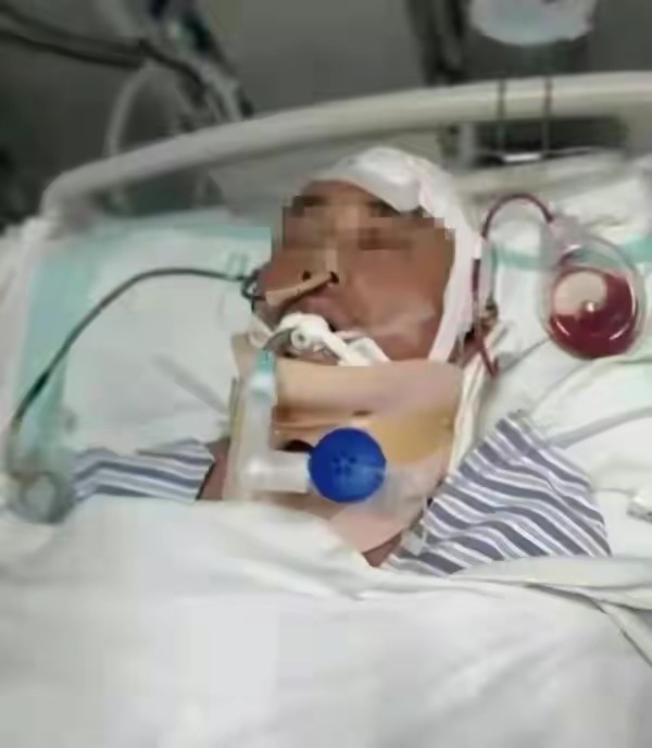 男童安然无恙地被家长抱走了,而赵进前却一动不动地躺在了地上,他的