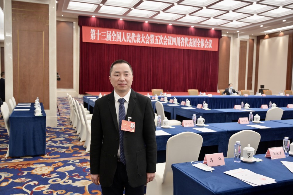 聚焦两会全国人大代表余东推动行业高质量发展和企业可持续发展
