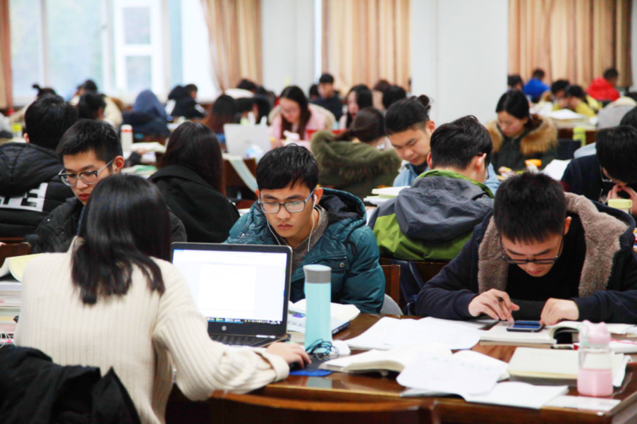 女大学生在图书馆学习莫名收到男生的小纸条难道遇到了普信男