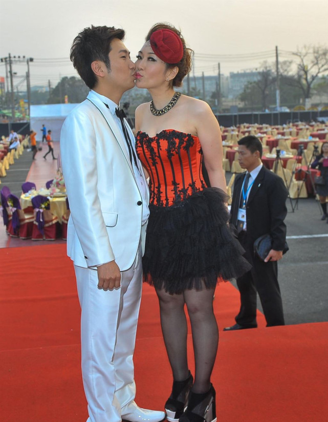 2014年44岁张秀卿嫁给了,小自己12岁只有32岁的王国赞,结婚当天张秀卿