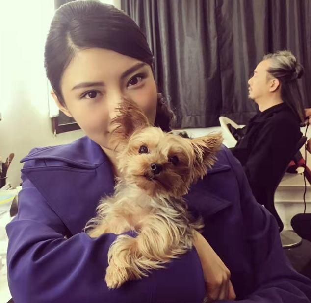 "大嫂"徐冬冬晒与傅国生合照引回忆杀,被问《余罪3》何时播?