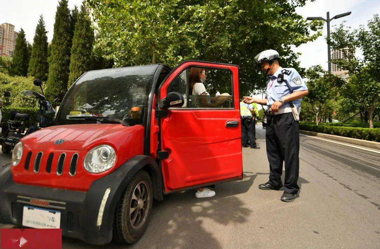 無需駕照的老年代步車車主提議綁定身份證就能上路行得通嗎