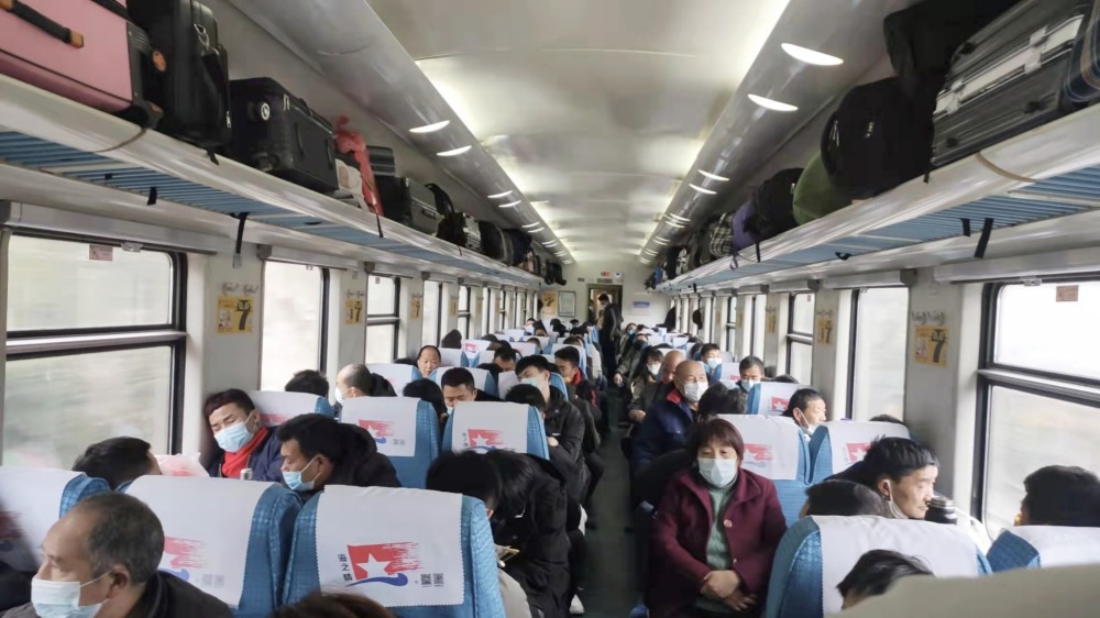 (图为k1138次列车硬座车实景)3月3日,桂林北站站台上,旅客盈箱溢箧,形