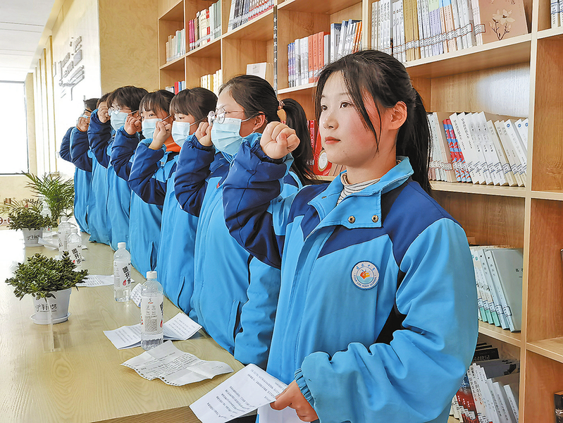 雷锋好榜样》的歌声回荡在"渭南书苑"子仪大街城市书房,由咸林中学
