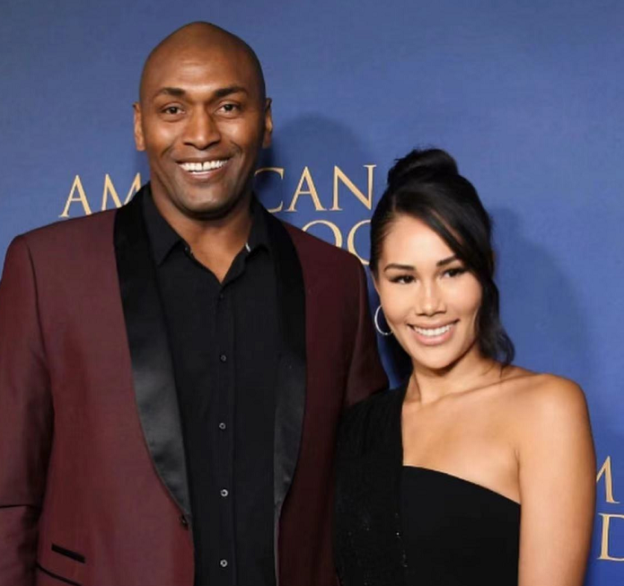 慈世平晒打球近照42岁有小肚腩和亚裔娇妻很恩爱