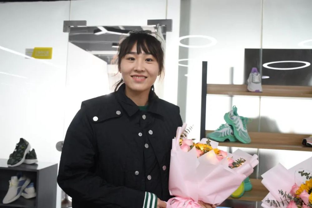 王晓雪和丁旋现身莆田中国女足运动员3月4日上午中国女足姑娘来莆田啦