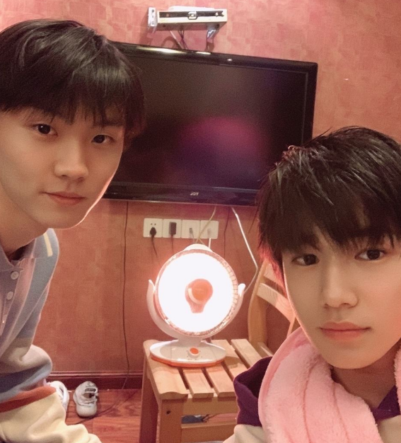 tnt仅4人为他庆生,刘耀文暖心,马嘉祺令人寒心_腾讯新闻