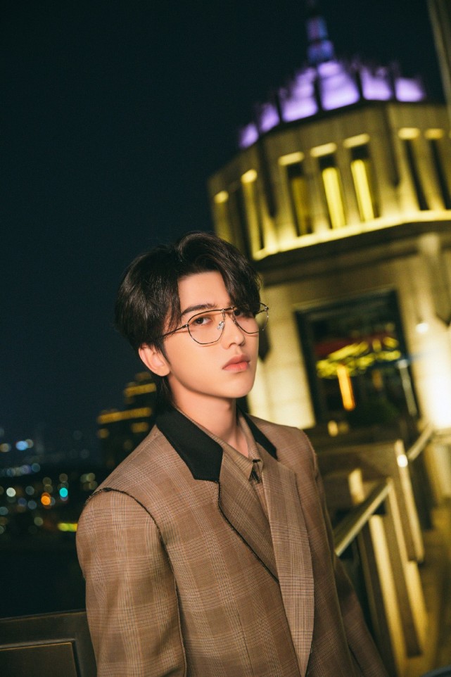 蔡徐坤出席活动上演格纹大衣眼镜杀散发复古儒雅气息