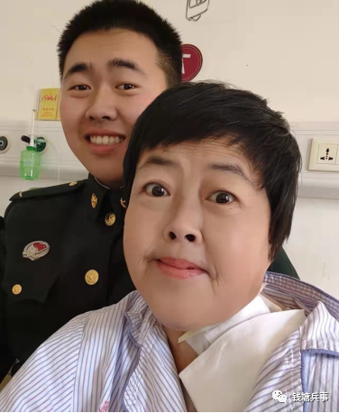 见到了躺在病床上的母亲,赵文龙与医生对接好治疗方案后,颤抖着在风险