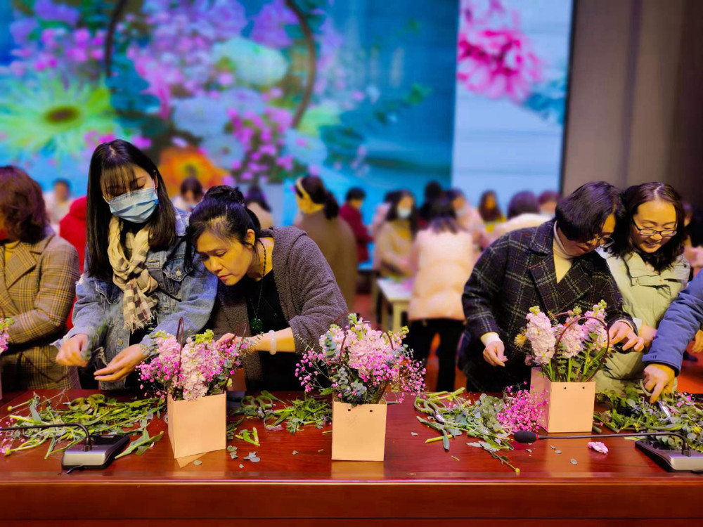 好漂亮春天来了广元某学校举行三八节插花比赛一起来看看吧