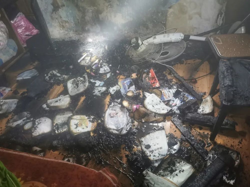 长沙一学生做作业后外出忘关电烤炉作业全烧了