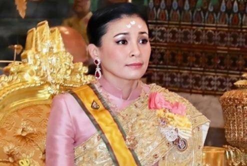 公开打破一夫一妻制2016年10月13日,玛哈在泰国拉玛九世王普密蓬去世