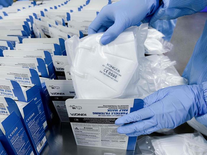 公司切入医疗防护用品领域,开发出熔喷料,熔喷布,口罩,丁腈手套,防护