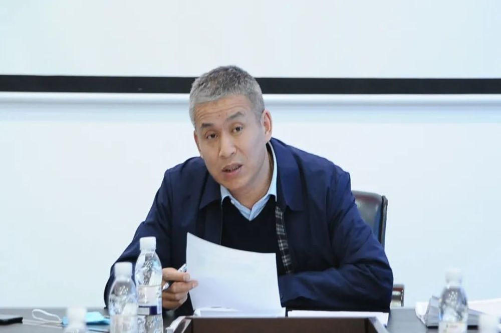 会上,医院院长曹俊伟传达了《建三江应对新型冠状病毒感染肺炎疫情