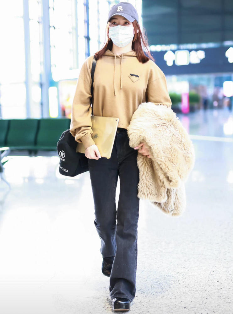 “袁姗姗”又又又时髦了，穿卫衣搭配喇叭裤走机场，照穿也很洋气0元免费抖音上热门