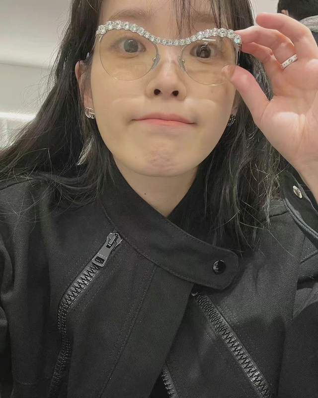 iu更新光影氛围感自拍冻龄女神后继有人了