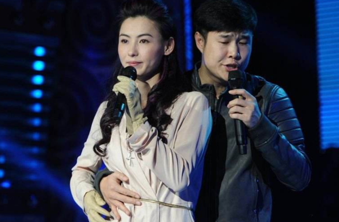 张柏芝演出期间扣子裂开谁注意到小沈阳的做法网友太机智了