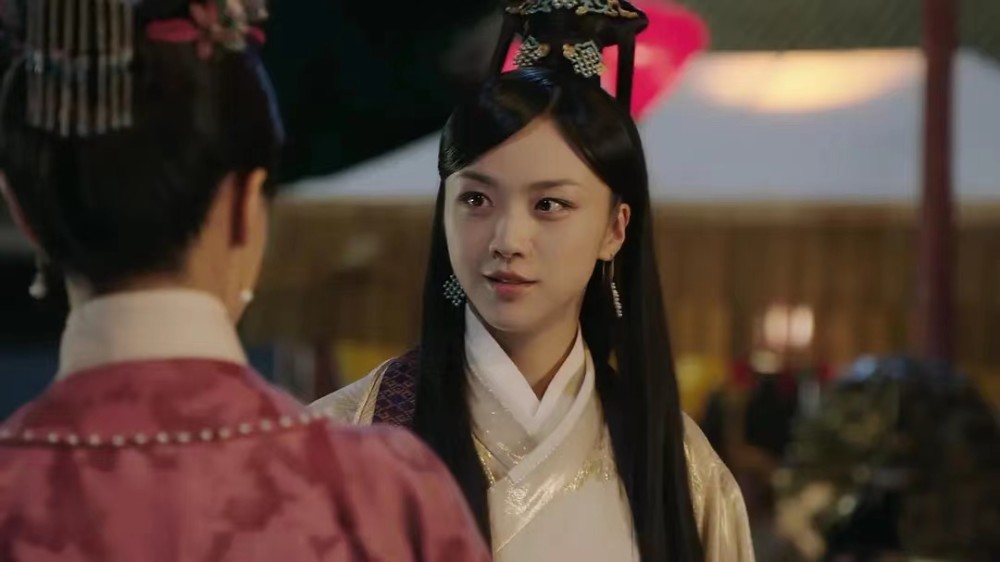 电视剧《且听凤鸣》中,杨超越出演女主角凤舞,这部剧热度虽然不高,但