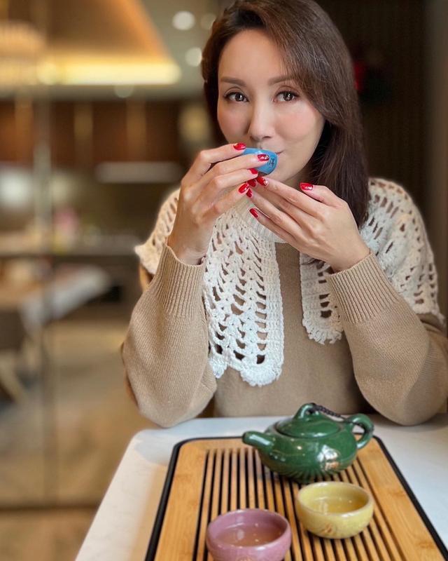 51岁郭可盈喝下午茶穿迪奥大衣优雅如贵妇笑容温柔可人