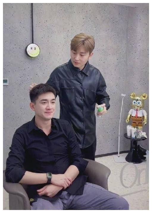 林更新现身理发店做造型面部发福脸挂不住肉生图暴露真实年龄