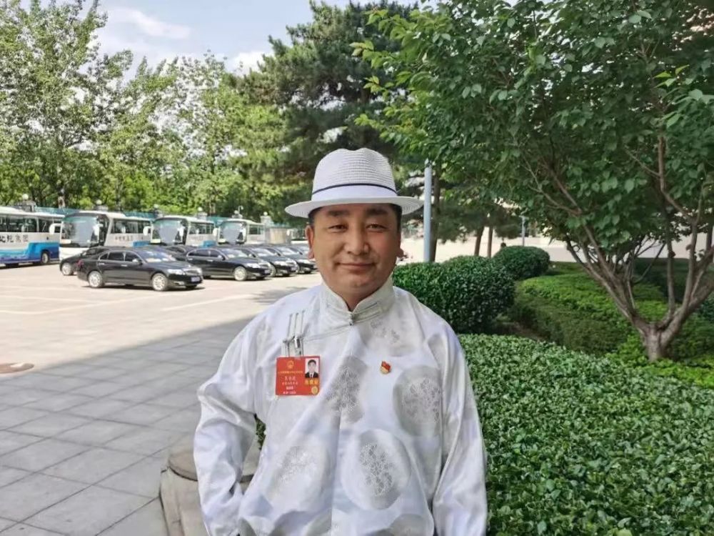 履职路上逐梦前行吴云波嘎查的路越走越宽