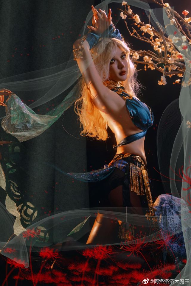 萌妹cos"黑皮"迦南,黑丝长腿造型还原高,网友:输出直接拉满