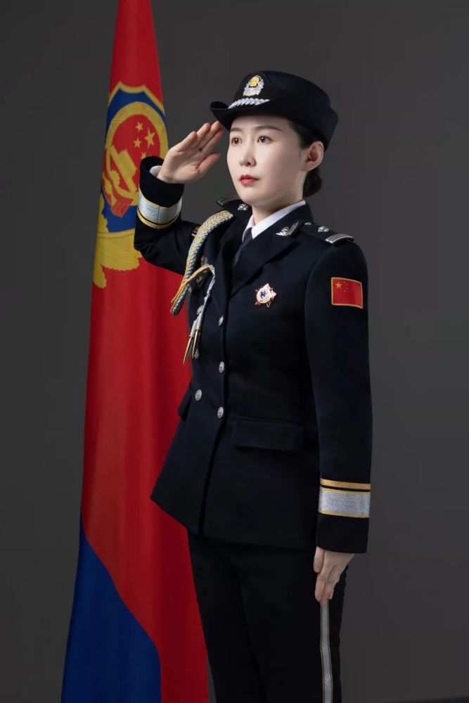 致敬了不起的她当警花遇上警礼服最美警色亮相新余