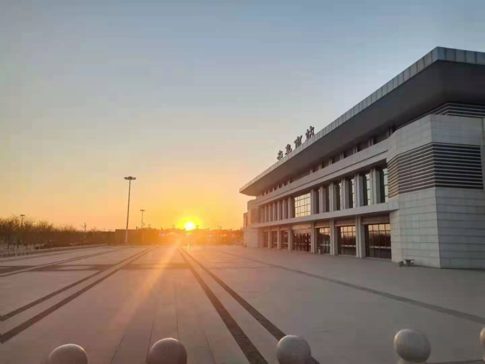 辛集南站  赵炯摄建议新规划的雄濮高铁在河北省定州市境内连接拟建的