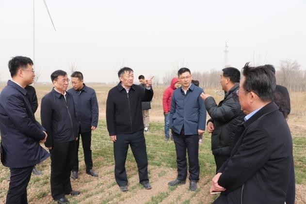 庆云县县长吕德山,德州市农科院副院长徐宪斌,庆云县副县长李付刚陪同