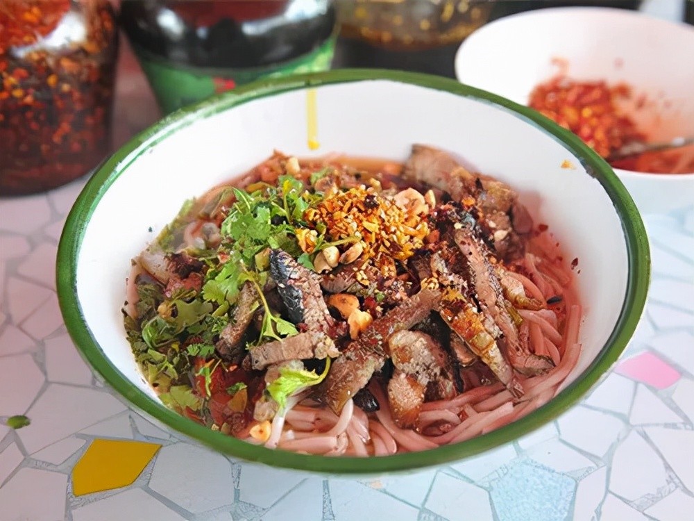 烟火腾冲丨火焰上的美味——顺江烧肉米线_腾讯新闻