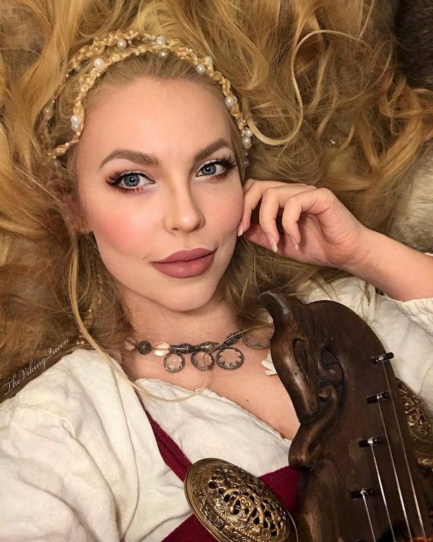 挪威美女歌手自称古代人穿上古装美轮美奂宛如仙境走出的女王