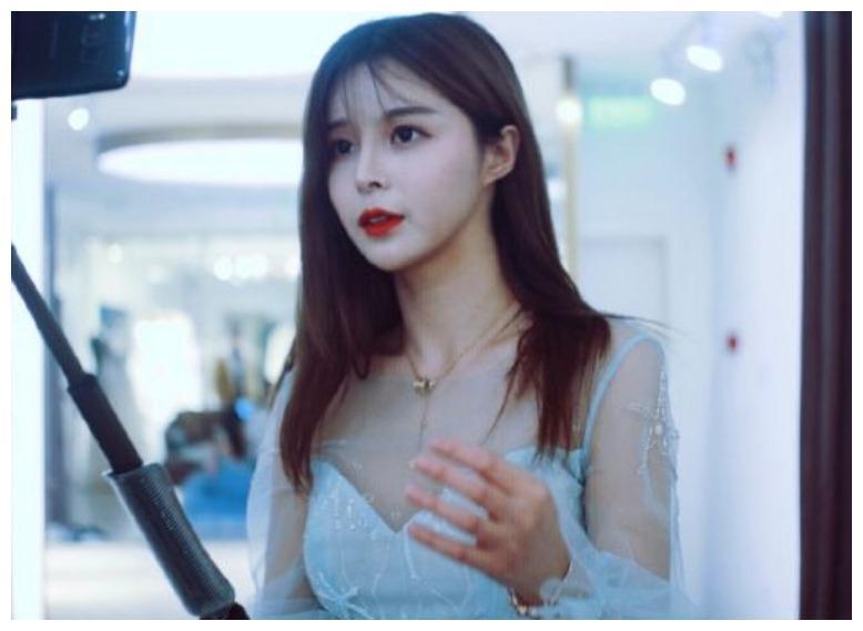 苏恩停播一个月后回归首播就搞大动作穿着清凉还自曝身材