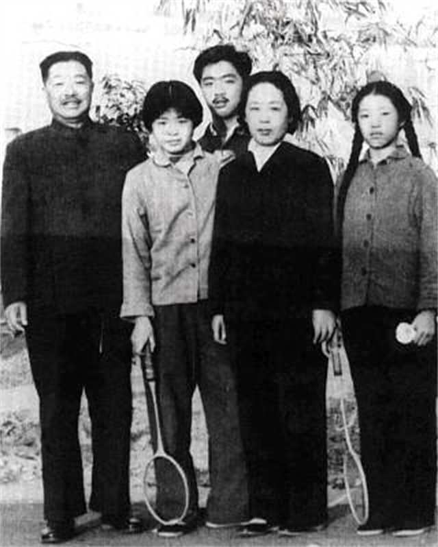 2001年85岁的薛明非要参加贺鹏飞遗体告别仪式一句话让人泪目