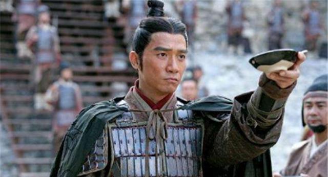 周瑜打得曹操丢盔弃甲为何儿子表现糟糕还被免去官职