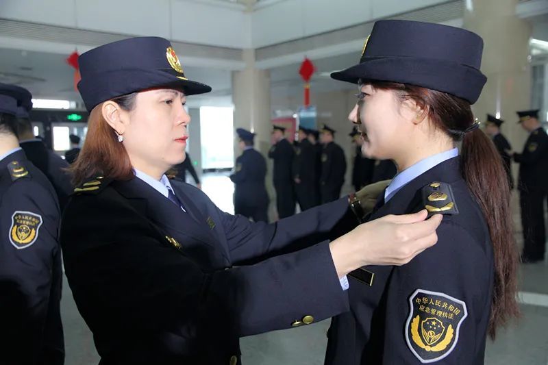 八师石河子市应急管理局,市场监督管理局举行制式服装换装仪式_腾讯