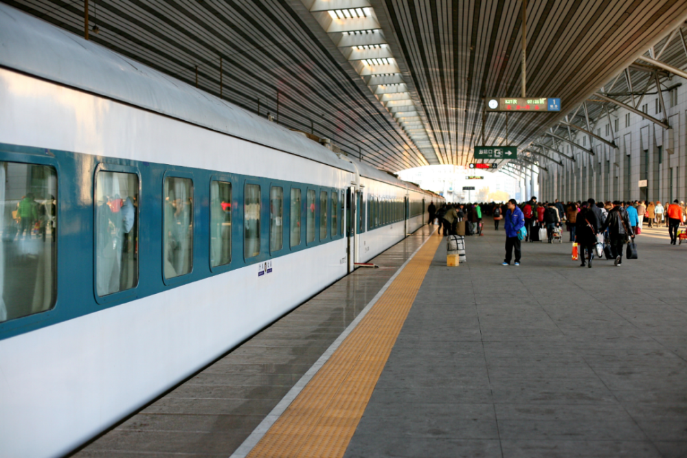 丹东火车站站台图片