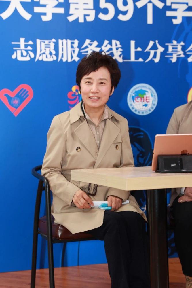 志愿者龙子雯,徐菁,杨洁萌,胡皓,方暂伊,马文亮,张红阳,简杜莹等交流