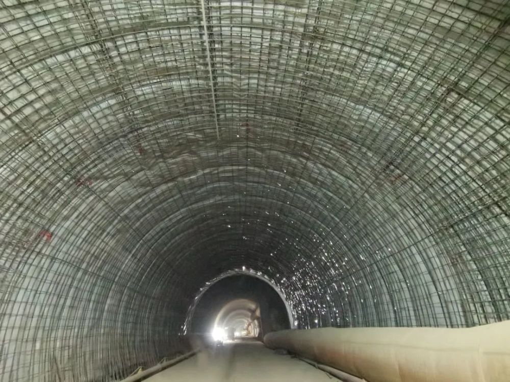 如美交通工程2路隧道首仓衬砌混凝土顺利浇筑完成